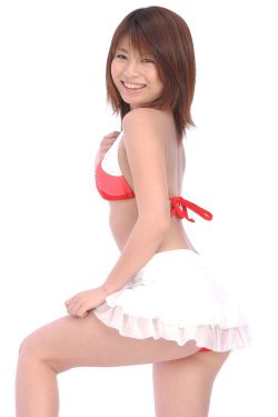 美女裸露双乳给男生吃